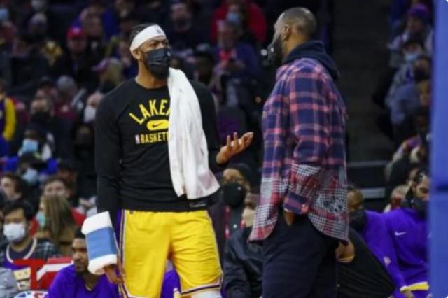 STAR SPORTS下载-詹姆斯将谨慎对待膝盖伤势 湖人三巨头命途多舛